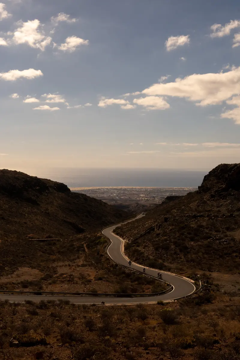 La strada a tornanti che scende dalla montagna verso la costa