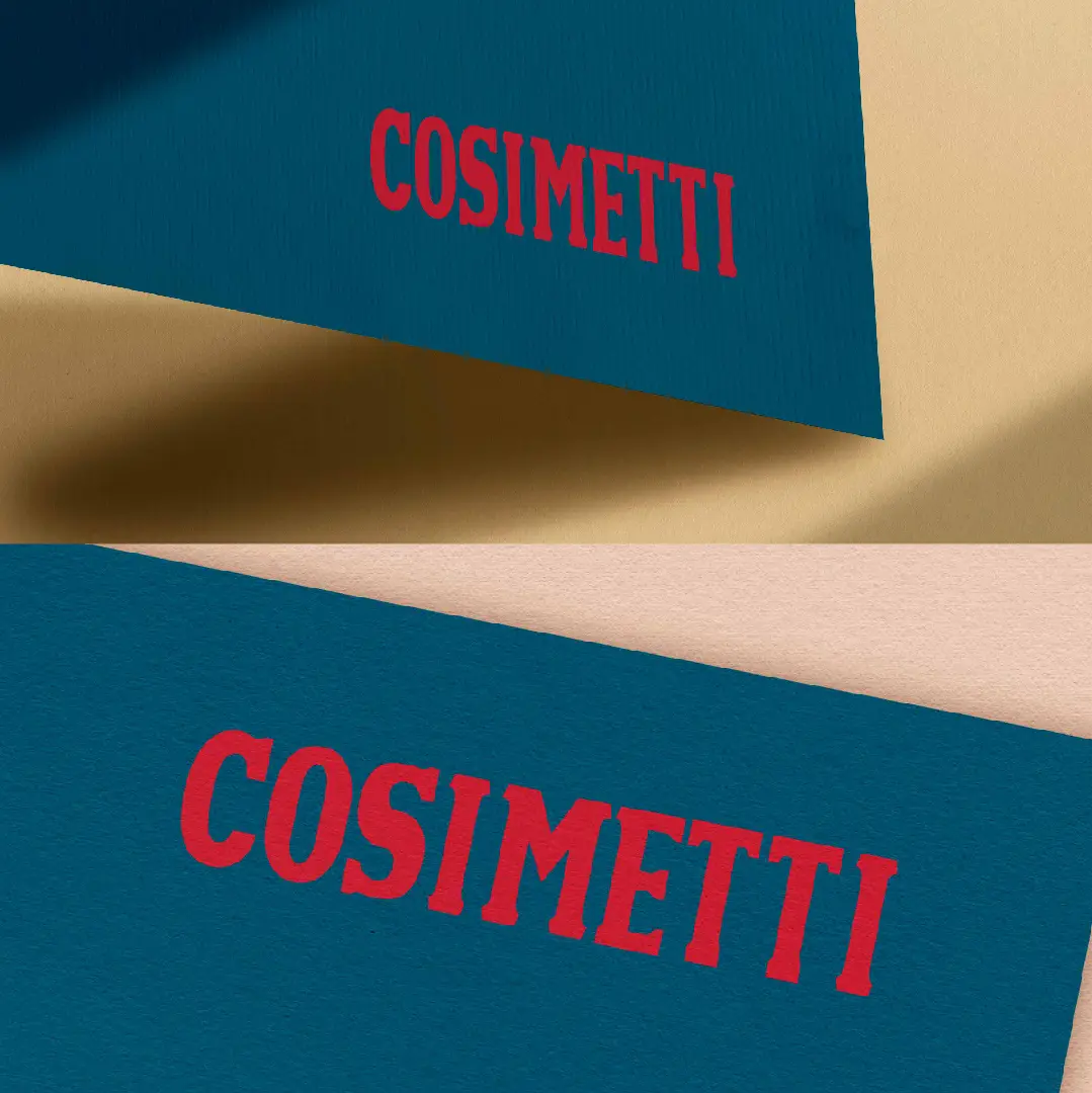 Applicazioni stampate del marchio su carta blu e sabbia
